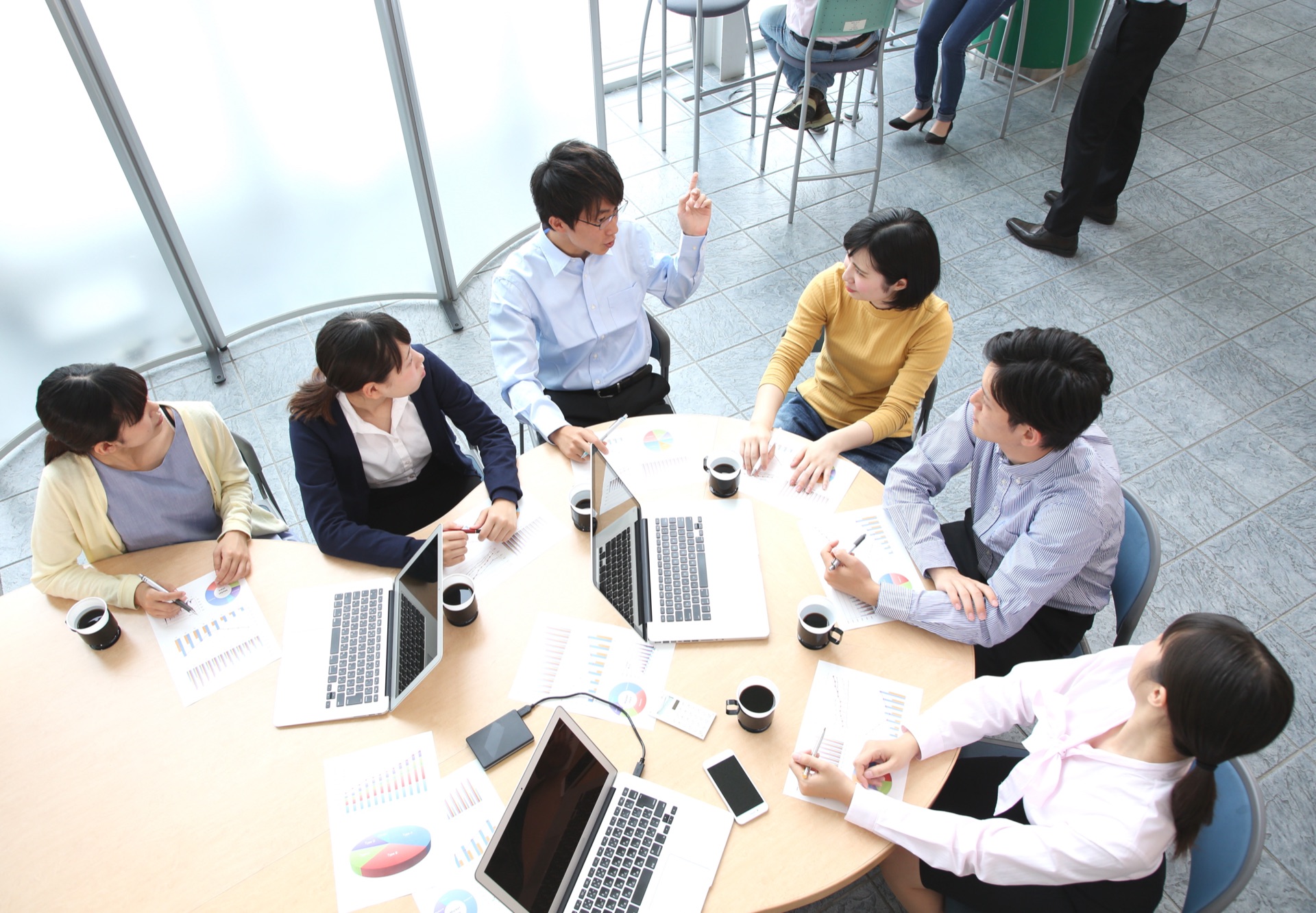 チーム全員でミーティングを行う様子