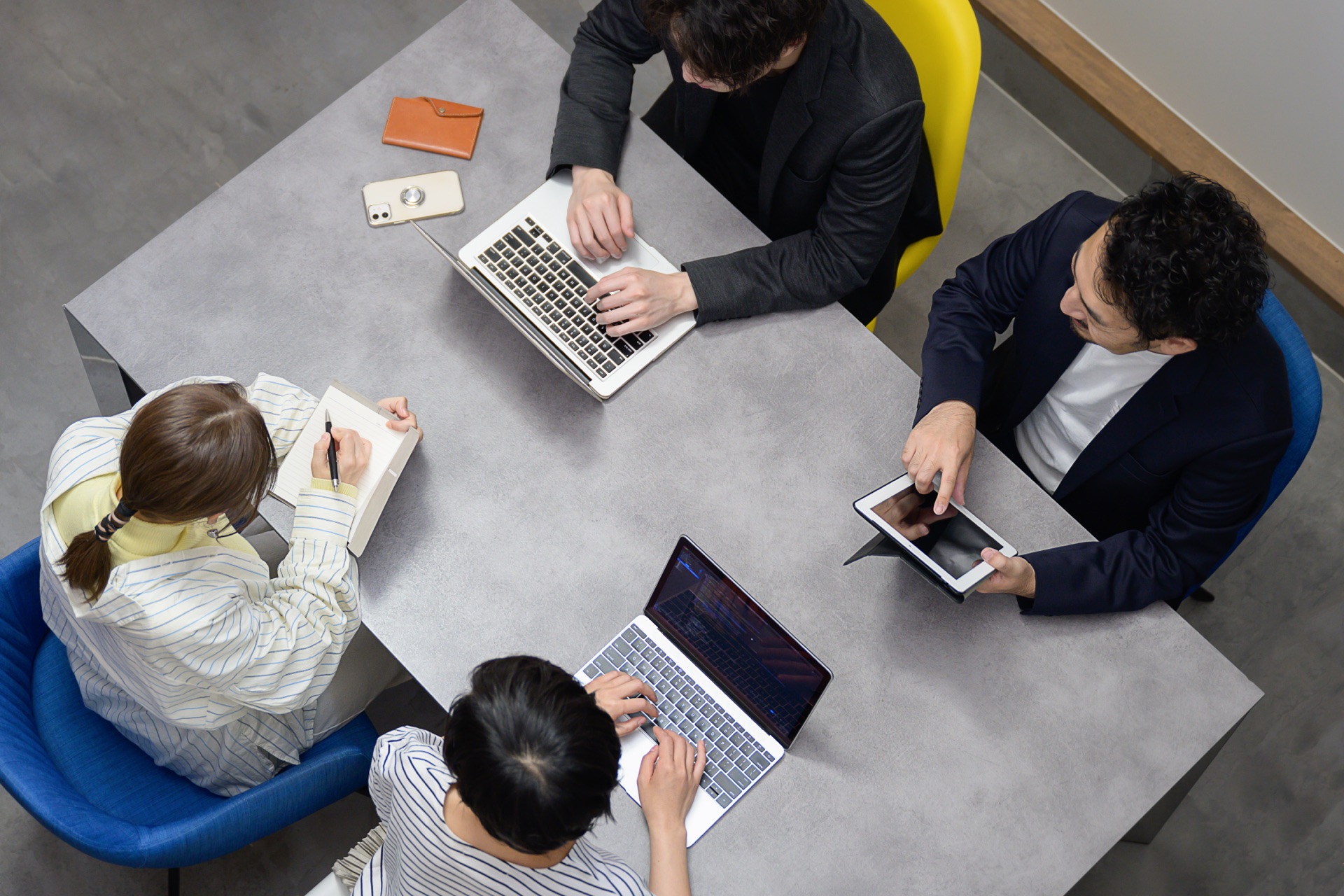 チームで協力するライブリアの仲間たち