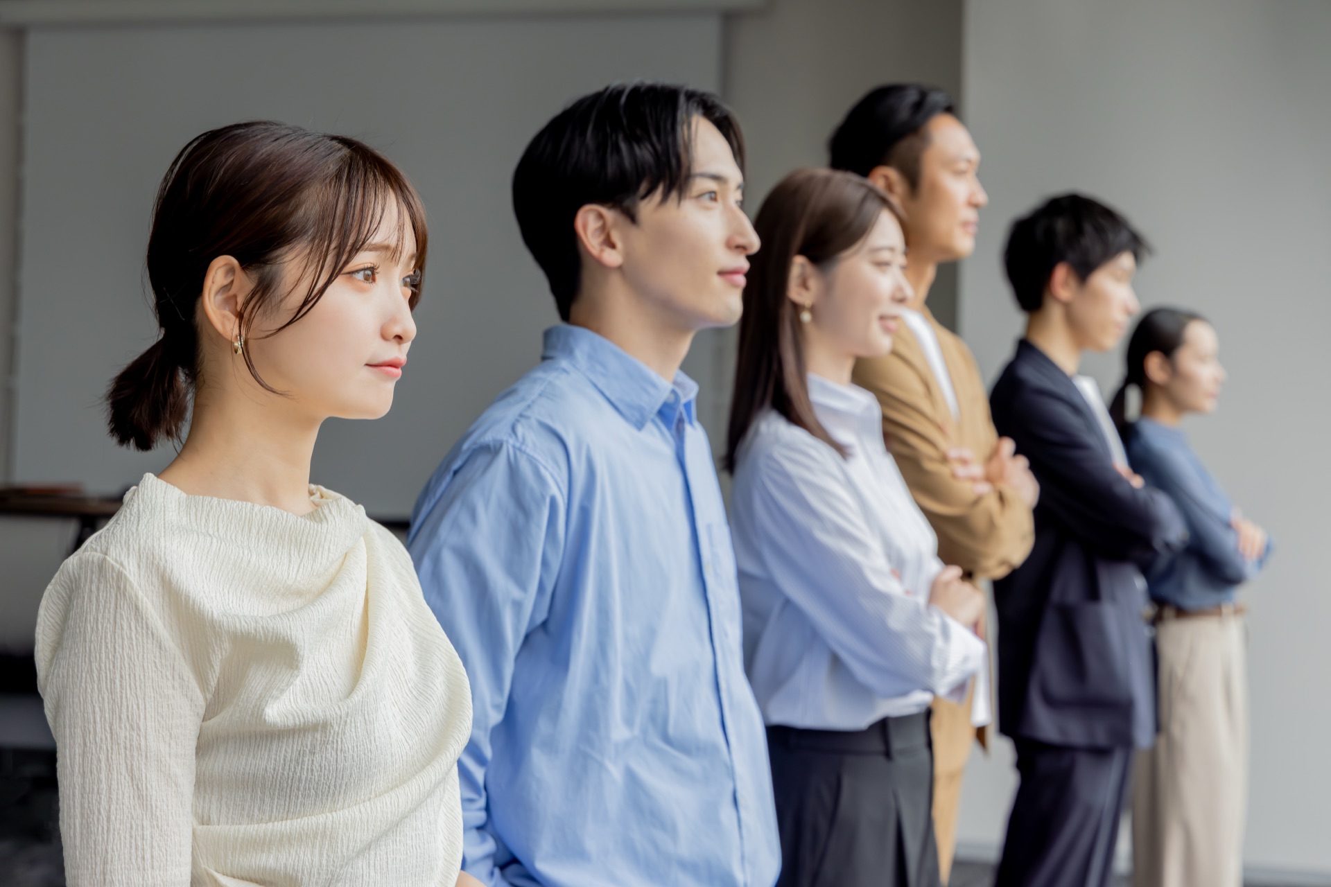 前を向いて立つライブリアのチームメンバー